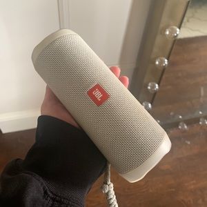 JBL flip 4 speaker